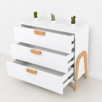 Commode blanche moderne à 3 tiroirs avec poignées et pieds en bois naturel dans un décor minimaliste.