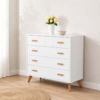 Commode blanche style scandinave avec poignées en bois naturel intégrée dans une décoration minimaliste et épurée.