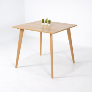 Table à manger carrée design scandinave avec plateau bois clair et pieds en bois naturel, présentée sur fond blanc retouché.
