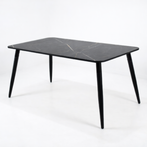 Table à manger rectangulaire moderne avec plateau effet marbre noir et pieds noirs inclinés, design contemporain sur fond blanc.