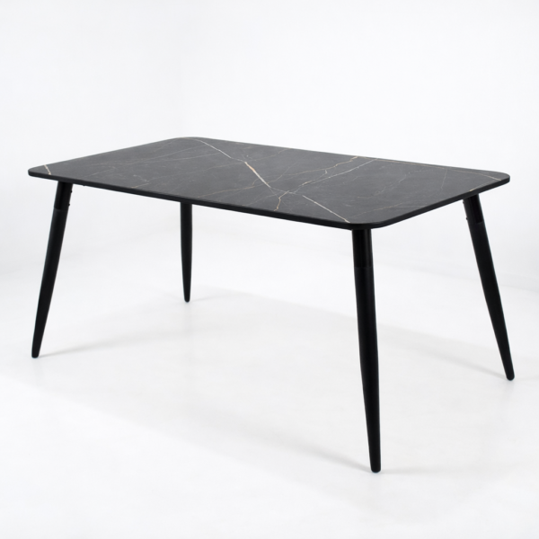 Table à manger rectangulaire moderne avec plateau effet marbre noir et pieds noirs inclinés, design contemporain sur fond blanc.