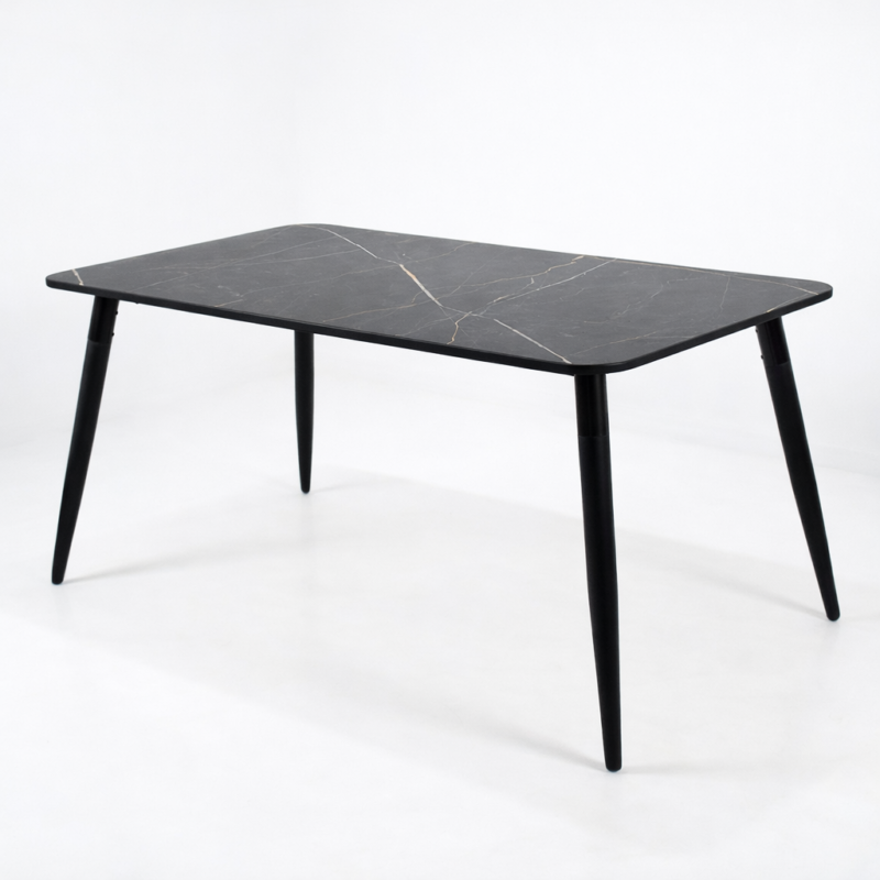Table à manger rectangulaire moderne avec plateau effet marbre noir et pieds noirs inclinés, design contemporain sur fond blanc.