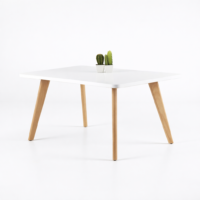 Table basse carrée blanche au design scandinave avec plateau lisse et pieds en bois naturel, idéale pour salon moderne et minimaliste.