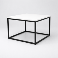 Table basse carrée avec plateau blanc et structure en métal noir, présentée sur fond gris clair dans un style moderne et minimaliste.