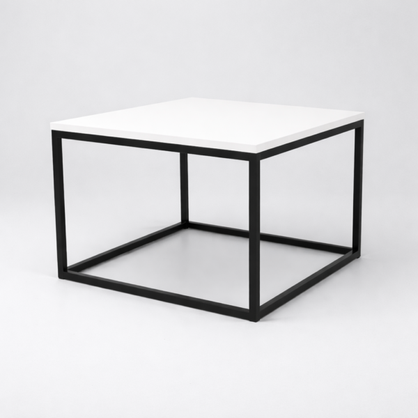 Table basse carrée avec plateau blanc et structure en métal noir, présentée sur fond gris clair dans un style moderne et minimaliste.