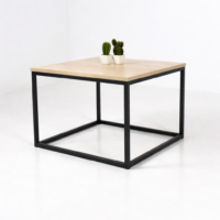 Table basse carrée moderne avec plateau bois clair et structure en métal noir, photographiée sur fond blanc épuré.