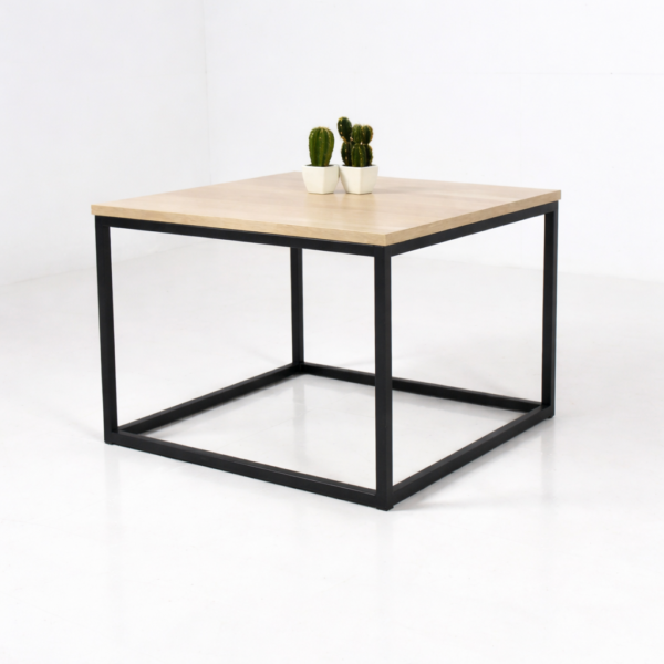 Table basse carrée moderne avec plateau bois clair et structure en métal noir, photographiée sur fond blanc épuré.