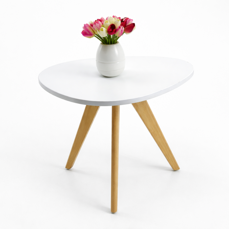 Table basse design avec plateau blanc et pieds en bois naturel sur fond blanc