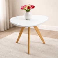 Table basse design scandinave blanche avec pieds en bois naturel, forme triangulaire, décoration intérieure moderne et épurée