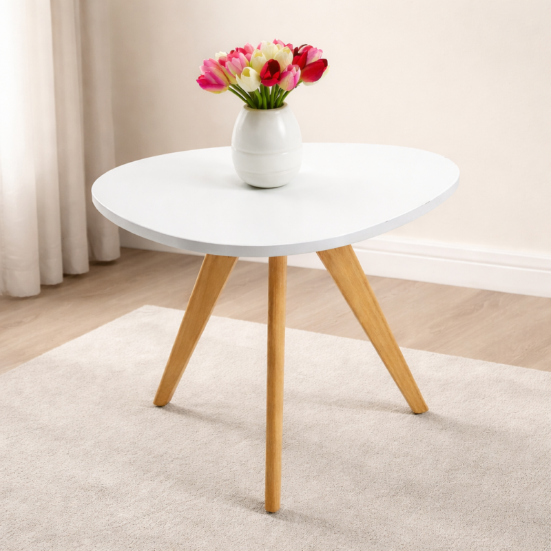Table basse design scandinave blanche avec pieds en bois naturel, forme triangulaire, décoration intérieure moderne et épurée