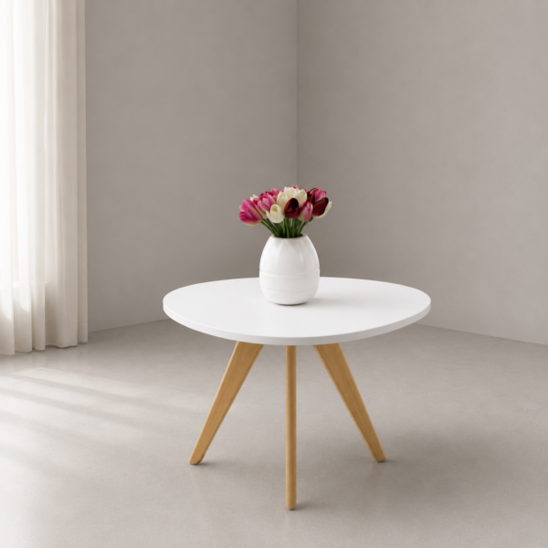 Table basse design scandinave blanche avec pieds en bois naturel, forme triangulaire, décoration intérieure moderne et épurée