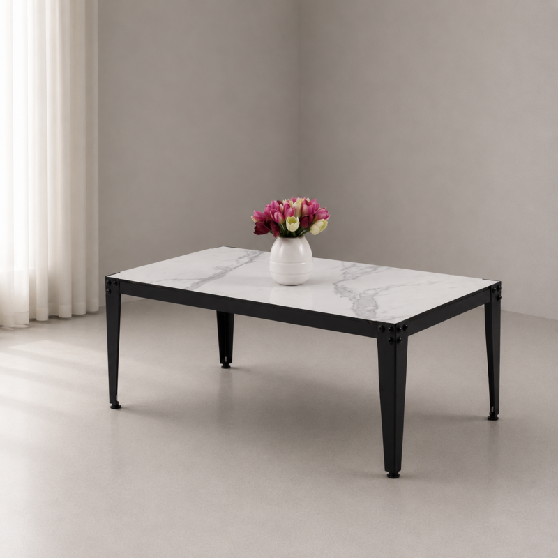 Table basse rectangulaire effet marbre blanc avec pieds en métal noir, intégrée dans un salon prestigieux aux tons neutres et décoration élégante.