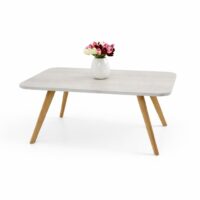 Table basse carrée en bois clair avec pieds en bois naturel, photographiée sur fond blanc avec vase décoratif.