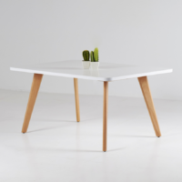Table basse en bois clair au style scandinave, sobre et élégante, idéale pour un salon moderne.