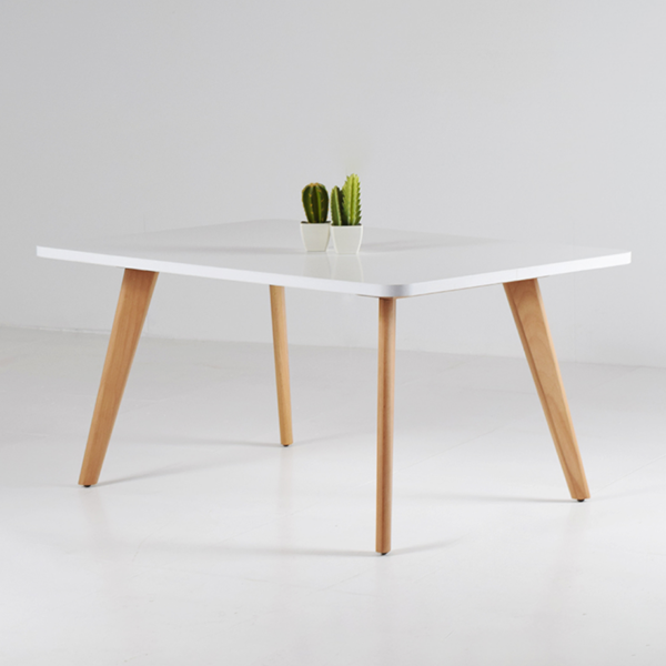 Table basse en bois clair au style scandinave, sobre et élégante, idéale pour un salon moderne.