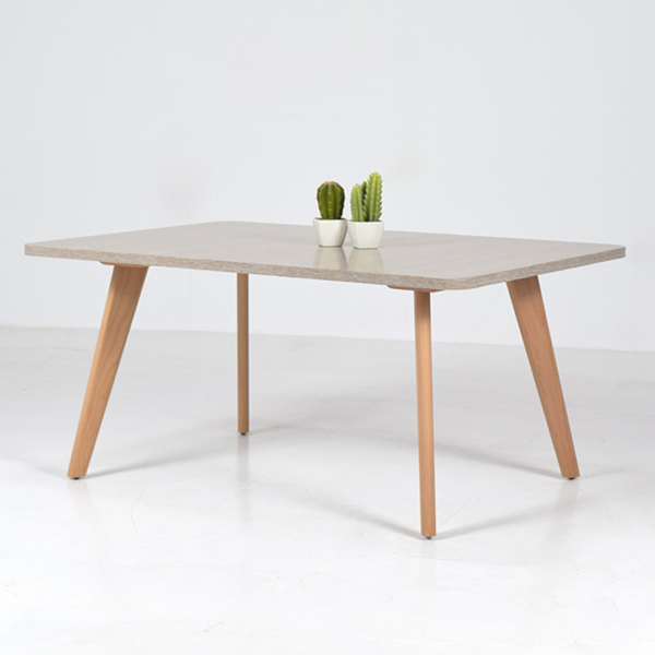 Table basse carrée en bois clair avec pieds en bois naturel, photographiée sur fond blanc avec vase décoratif.