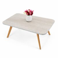 Table basse carrée en bois clair avec pieds en bois naturel, photographiée sur fond blanc avec vase décoratif.