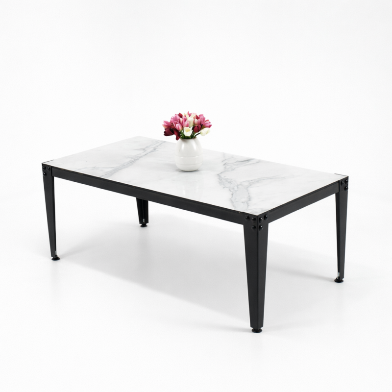 Table basse rectangulaire au plateau effet marbre blanc avec veines grises et structure en métal noir, décorée d’un vase blanc avec fleurs.