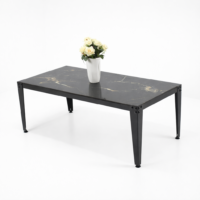 Table basse rectangulaire noire effet marbre avec pieds en métal noir et vase décoratif, design moderne et élégant