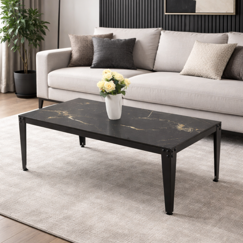Table basse noire effet marbre avec pieds en métal intégrée dans un salon moderne avec canapé gris et tapis clair