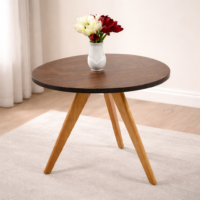 Table basse ronde en bois naturel avec plateau bois foncé et pieds inclinés, style moderne et scandinave pour salon contemporain