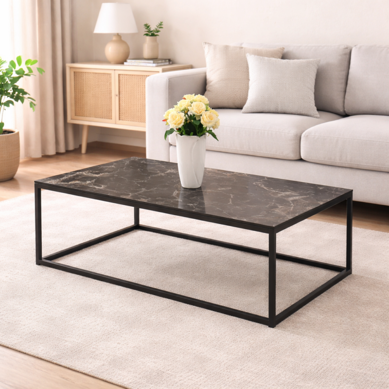 Table basse rectangulaire en métal noir avec plateau effet marbre, intégrée dans un salon moderne et lumineux avec canapé clair et tapis beige.