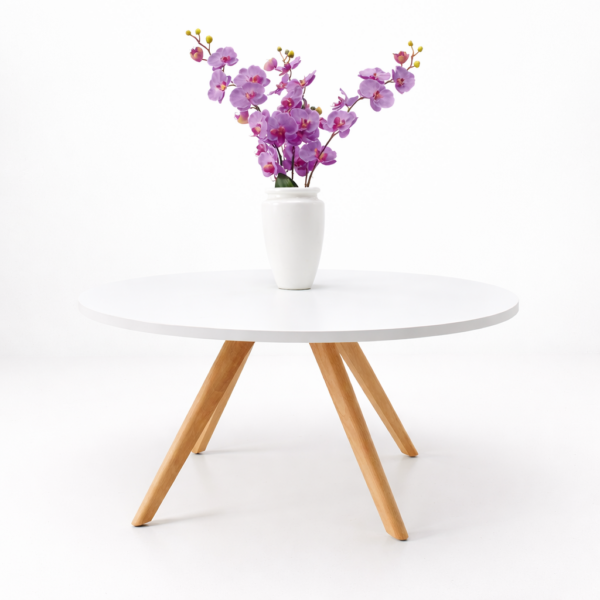 Table basse ronde blanche de style scandinave avec pieds inclinés en bois naturel, présentée sur fond blanc épuré