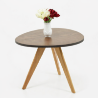 Table basse ronde en bois naturel avec plateau foncé et pieds inclinés en bois clair sur fond blanc