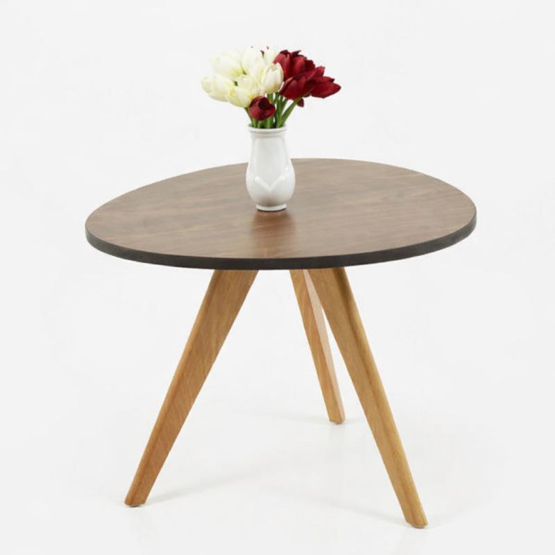 Table basse ronde en bois naturel avec plateau foncé et pieds inclinés en bois clair sur fond blanc