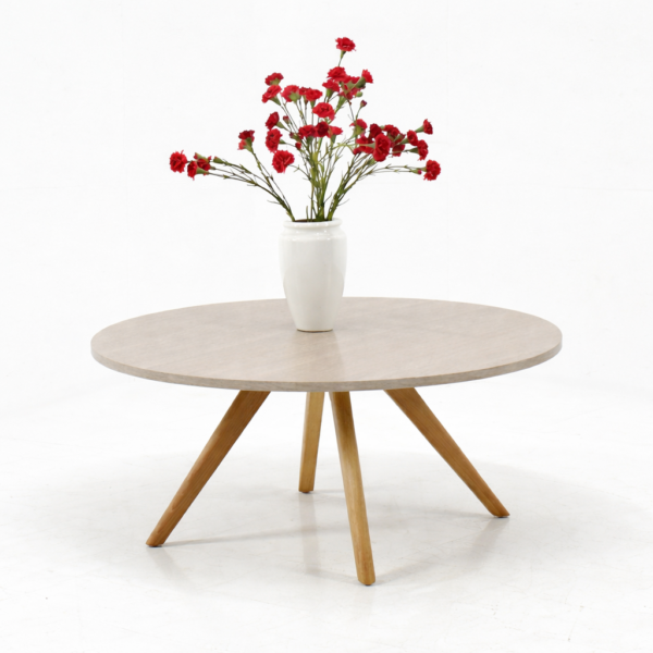 Table basse ronde en bois naturel de style scandinave avec pieds inclinés, présentée sur fond blanc épuré