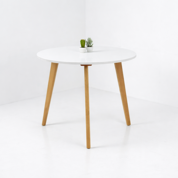 Table ronde blanche avec pieds en bois naturel sur fond blanc minimaliste