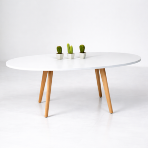 Table basse ovale blanche avec pieds en bois, décorée avec cactus et bougies allumées – Tunisie