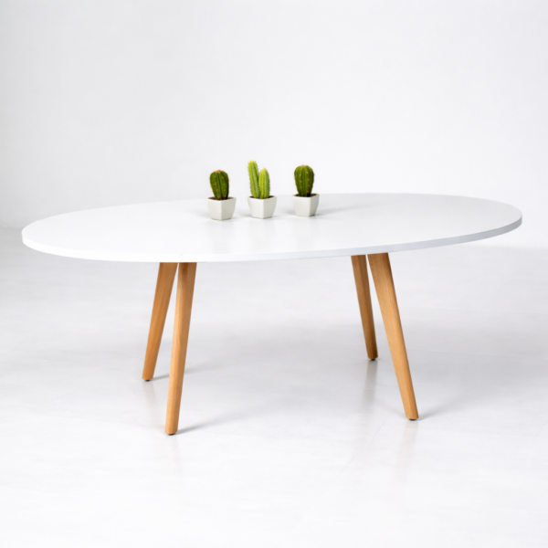 Table basse ovale blanche avec pieds en bois, décorée avec cactus et bougies allumées – Tunisie