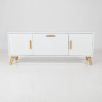 Meuble TV blanc avec pieds et poignées en bois naturel dans un décor minimaliste et moderne.