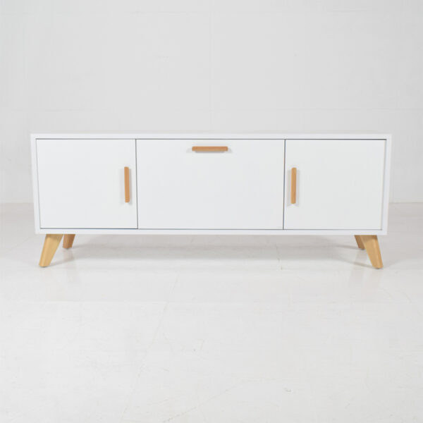 Meuble TV blanc avec pieds et poignées en bois naturel dans un décor minimaliste et moderne.