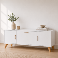 Meuble TV blanc avec pieds et poignées en bois dans un décor minimaliste scandinave lumineux.
