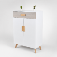 Meuble de rangement blanc style scandinave avec tiroir décor bois, deux portes et pieds en bois naturel.