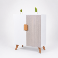 Meuble de rangement scandinave blanc et chêne gris clair avec pieds et poignée en bois, présenté sur fond blanc dégradé gris clair.