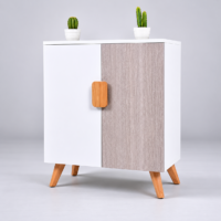 Meuble de rangement scandinave blanc et chêne gris clair avec pieds et poignée en bois, présenté sur fond blanc dégradé gris clair.