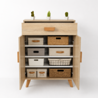 Meuble de rangement en bois décor chêne clair avec un tiroir, deux portes et pieds en bois massif, style scandinave.