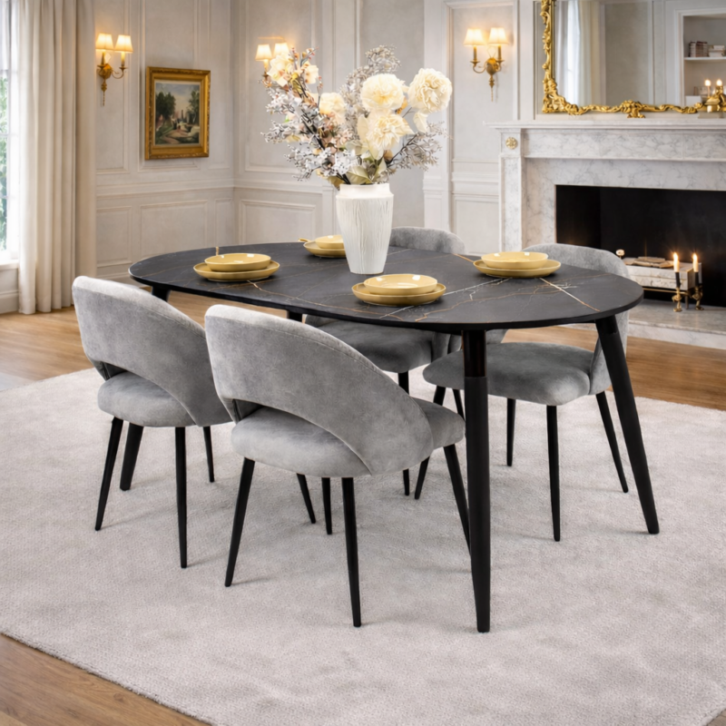 Salle à manger élégante avec table ovale effet marbre noir et chaises grises au design moderne, intégrée dans un décor raffiné et lumineux de style classique chic.
