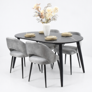 Salle à manger moderne composée d’une table ovale effet marbre foncé et de quatre chaises grises au design contemporain, présentée sur fond blanc épuré.