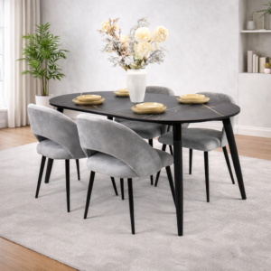 Salle à manger moderne composée d’une table ovale effet marbre foncé et de quatre chaises grises au design contemporain, présentée sur fond blanc épuré.