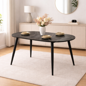 Table à manger ovale moderne avec plateau effet marbre noir et pieds noirs, mise en scène dans un décor chic, minimaliste et sans chaises.