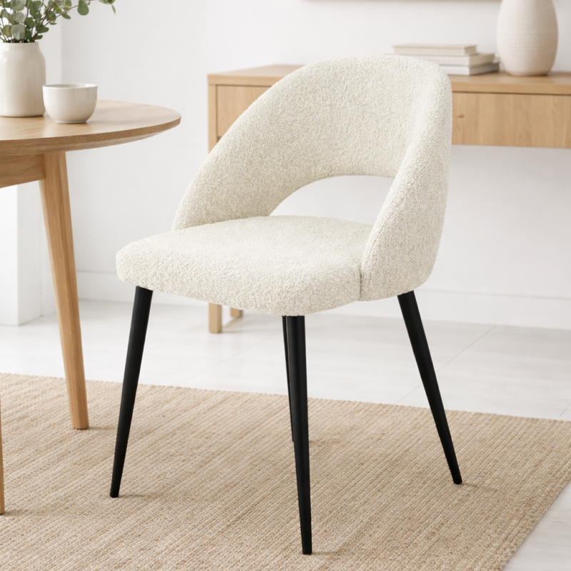 Chaise moderne rembourrée en tissu beige avec pieds noirs, installée dans un intérieur contemporain, élégante et confortable – Disponible en Tunisie.