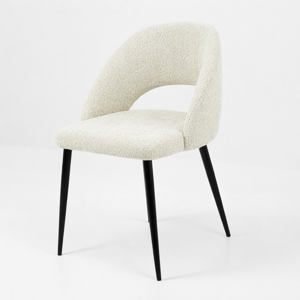 Chaise moderne rembourrée avec tissu beige et pieds noirs en métal, design élégant et confortable – Disponible en Tunisie.