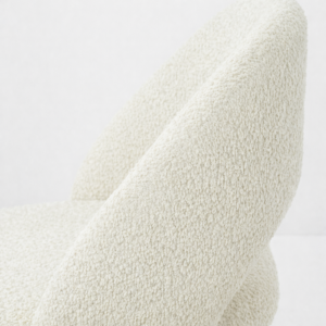 Gros plan sur la chaise moderne rembourrée en tissu bouclé beige, montrant la texture douce et élégante du revêtement – Disponible en Tunisie.