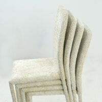 Chaises empilables recouvertes de tissu bouclette clair au design moderne, présentées sur fond blanc