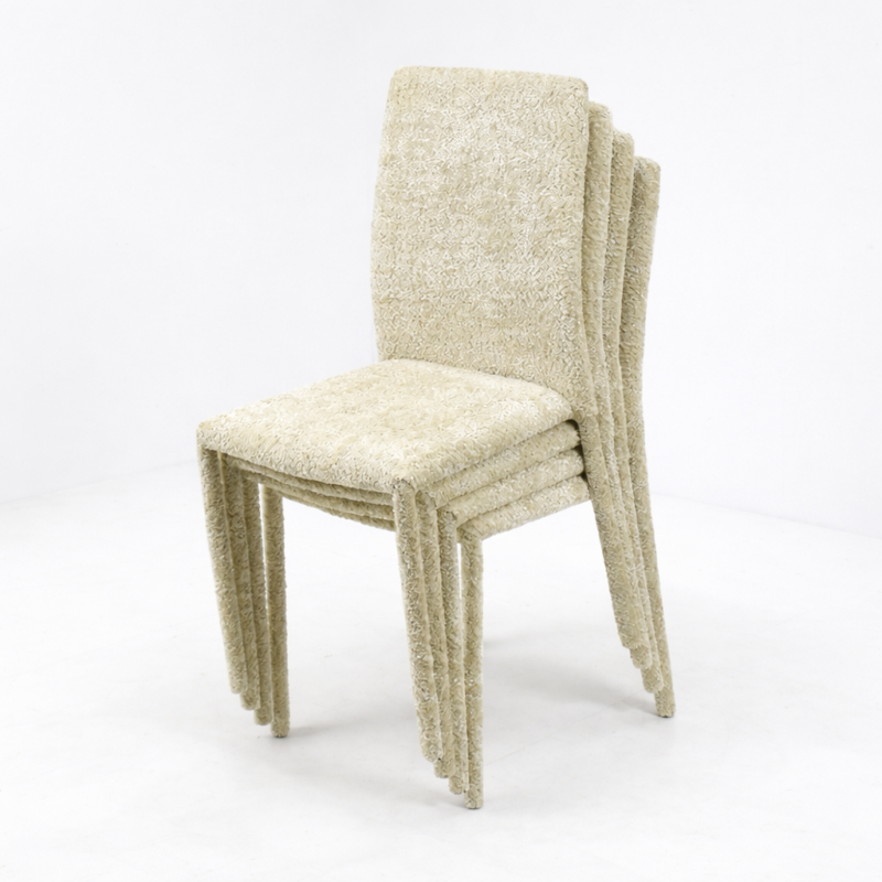 Chaises empilables recouvertes de tissu bouclette clair au design moderne, présentées sur fond blanc