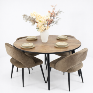 Salle à manger ronde moderne composée d’une table en bois finition naturelle et de quatre chaises marron au design contemporain, présentée sur fond clair minimaliste.